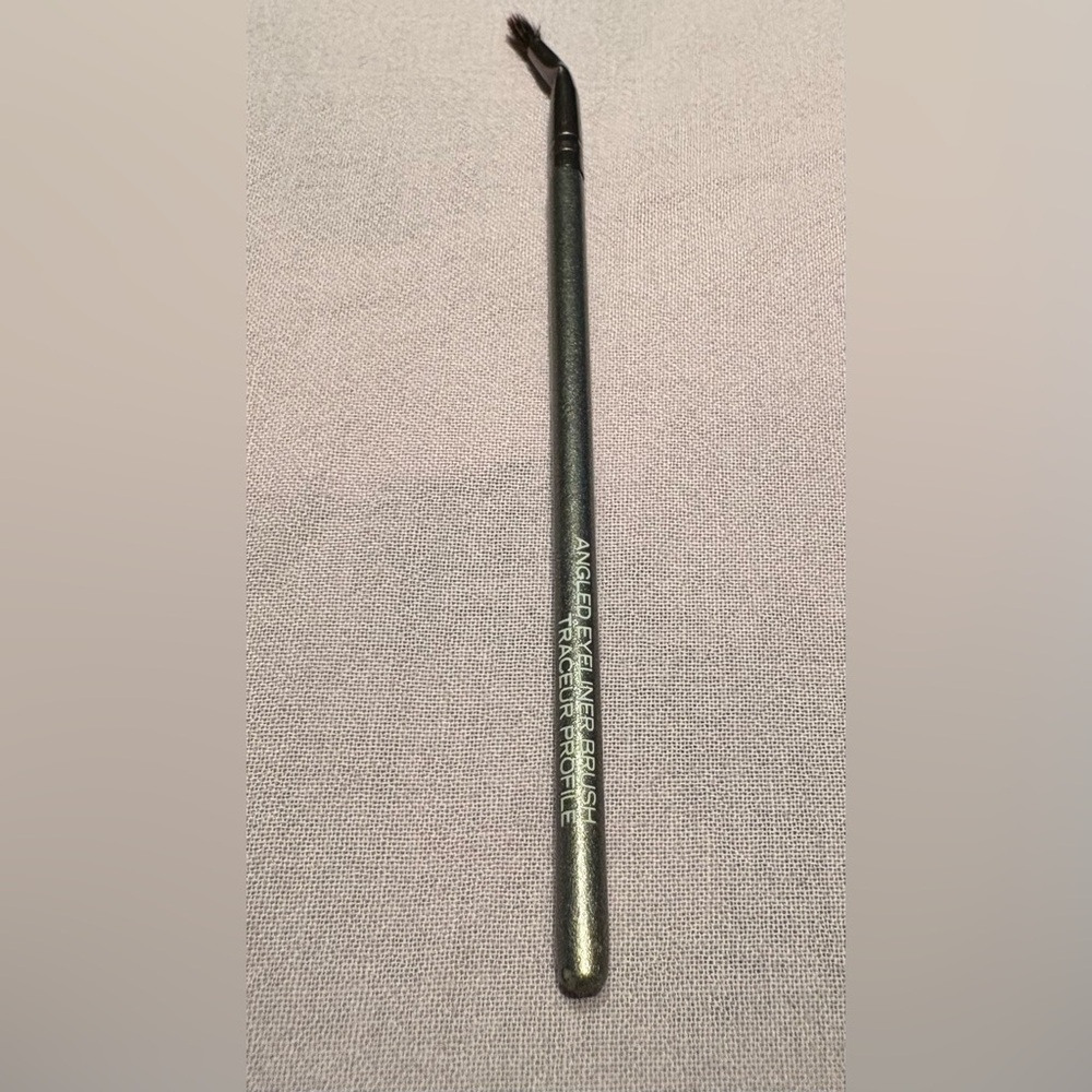 Quo Angled Eyeliner Brush